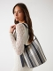 Mala de Ombro Nicolette de Lona Multicor - Guess | Mala de ombro Nicolette de Lona Multicor | MISSCATH