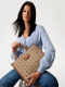 Mala de Mão Tote Neda 4G logo Peony Castanha - Guess | Mala de Mão Média Neda 4G logo Peony Castanha | MISSCATH