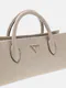Mala de Mão Horizontal Noelle Saffiano Taupe - Guess | Mala de Mão Horizontal Noelle Saffiano Taupe | MISSCATH