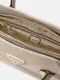 Mala de Mão Horizontal Noelle Saffiano Taupe - Guess | Mala de Mão Horizontal Noelle Saffiano Taupe | MISSCATH