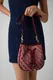 Guess | Mala de Tiracolo Pequena Bucket com Logo Samantha Bordô | MISSCATH