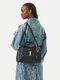 Guess | Mala de Mão Média com Logo Yvonne Preta | MISSCATH